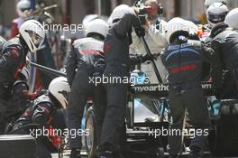 13.05.2007 Barcelona, Spain,  Jenson Button (GBR), Honda Racing F1 Team, RA107 pit stop - Formula 1 World Championship, Rd 4, Spanish Grand Prix, Sunday Race