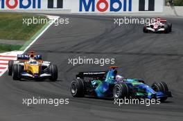 13.05.2007 Barcelona, Spain,  Jenson Button (GBR), Honda Racing F1 Team, Giancarlo Fisichella (ITA), Renault F1 Team - Formula 1 World Championship, Rd 4, Spanish Grand Prix, Sunday Race