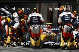 13.05.2007 Barcelona, Spain,  Heikki Kovalainen (FIN), Renault F1 Team, R27 pit stop - Formula 1 World Championship, Rd 4, Spanish Grand Prix, Sunday Race