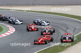 13.05.2007 Barcelona, Spain,  Start, Felipe Massa (BRA), Scuderia Ferrari, F2007, Fernando Alonso (ESP), McLaren Mercedes, MP4-22, Lewis Hamilton (GBR), McLaren Mercedes, MP4-22, Kimi Raikkonen (FIN), Räikkönen, Scuderia Ferrari, F2007 - Formula 1 World Championship, Rd 4, Spanish Grand Prix, Sunday Race