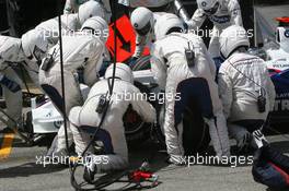 13.05.2007 Barcelona, Spain,  Nick Heidfeld (GER), BMW Sauber F1 Team, F1.07 pit stop - Formula 1 World Championship, Rd 4, Spanish Grand Prix, Sunday Race