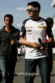 12.05.2007 Barcelona, Spain,  Giancarlo Fisichella (ITA), Renault F1 Team and his manager Enriquo Zanarini (ITA) - Formula 1 World Championship, Rd 4, Spanish Grand Prix, Saturday