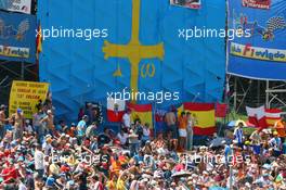 12.05.2007 Barcelona, Spain,  Fernando Alonso (ESP), McLaren Mercedes, fans - Formula 1 World Championship, Rd 4, Spanish Grand Prix, Saturday Qualifying