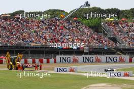 12.05.2007 Barcelona, Spain,  car of Takuma Sato (JPN), Super Aguri F1, SA07, is recovered from the track - Formula 1 World Championship, Rd 4, Spanish Grand Prix, Saturday Qualifying