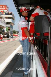 12.05.2007 Barcelona, Spain,  Michael Schumacher (GER), Scuderia Ferrari, Advisor talks with Chris Dyer (AUS), Scuderia Ferrari, Track Engineer of Kimi Raikkonen (FIN) on the pit wall - Formula 1 World Championship, Rd 4, Spanish Grand Prix, Saturday Qualifying