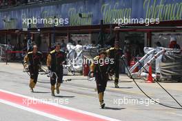 12.05.2007 Barcelona, Spain,  Toro Rosso mechanics running down the pit lane - Formula 1 World Championship, Rd 4, Spanish Grand Prix, Saturday Qualifying