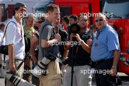 12.05.2007 Barcelona, Spain,  Vladimir Rys (CZE), Paul Gilham (GBR), James Moy (GBR), F1 Photographers and Pat Behar (FRA), FIA, Photographers delegate - Formula 1 World Championship, Rd 4, Spanish Grand Prix, Saturday