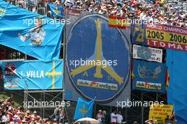 12.05.2007 Barcelona, Spain,  Fernando Alonso (ESP), McLaren Mercedes, fans - Formula 1 World Championship, Rd 4, Spanish Grand Prix, Saturday Qualifying