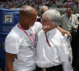 13.05.2007 Barcelona, Spain,  Roberto Carlos (BRA), Real Madrid, Football player in the Red Bull Racing garage and Bernie Ecclestone (GBR) - Formula 1 World Championship, Rd 4, Spanish Grand Prix, Sunday