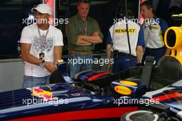 13.05.2007 Barcelona, Spain,  Roberto Carlos (BRA), Real Madrid, Football player in the Red Bull Racing garage - Formula 1 World Championship, Rd 4, Spanish Grand Prix, Sunday