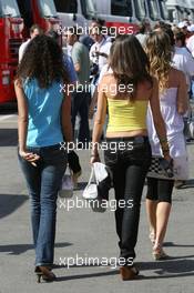 13.05.2007 Barcelona, Spain,  Girls in the paddock - Formula 1 World Championship, Rd 4, Spanish Grand Prix, Sunday