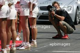 13.05.2007 Barcelona, Spain,  Darren Heath (GBR), F1 Photographer, photographs the grid girls - Formula 1 World Championship, Rd 4, Spanish Grand Prix, Sunday