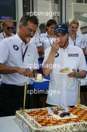 10.05.2007 Barcelona, Spain,  Dr. Mario Theissen (GER), BMW Sauber F1 Team, BMW Motorsport Director and his team celebrate Nick Heidfeld (GER), Birthday - Formula 1 World Championship, Rd 4, Spanish Grand Prix, Thursday