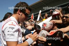 10.05.2007 Barcelona, Spain,  Fernando Alonso (ESP), McLaren Mercedes, signs autographs for fans - Formula 1 World Championship, Rd 4, Spanish Grand Prix, Thursday