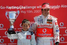 10.05.2007 Barcelona, Spain,  Fernando Alonso (ESP), McLaren Mercedes, with a young Go-Karter - Vodafone Spain Go-Karting Challenge with Fernando Alonso (ESP), McLaren Mercedes - Formula 1 World Championship, Rd 4, Spanish Grand Prix, Thursday