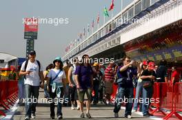 10.05.2007 Barcelona, Spain,  Fans in the pitlane - Formula 1 World Championship, Rd 4, Spanish Grand Prix, Thursday