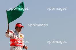 10.05.2007 Barcelona, Spain,  Fernando Alonso (ESP), McLaren Mercedes, waves the green flag - Vodafone Spain Go-Karting Challenge with Fernando Alonso (ESP), McLaren Mercedes - Formula 1 World Championship, Rd 4, Spanish Grand Prix, Thursday