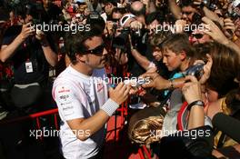 10.05.2007 Barcelona, Spain,  Fernando Alonso (ESP), McLaren Mercedes, signs autographs for fans - Formula 1 World Championship, Rd 4, Spanish Grand Prix, Thursday