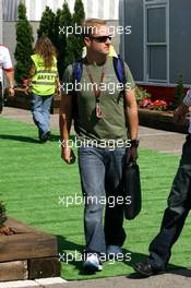 10.05.2007 Barcelona, Spain,  Rubens Barrichello (BRA), Honda Racing F1 Team, arrives in the paddock - Formula 1 World Championship, Rd 4, Spanish Grand Prix, Thursday