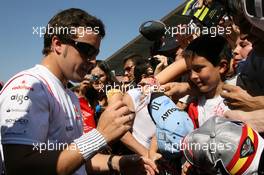 10.05.2007 Barcelona, Spain,  Fernando Alonso (ESP), McLaren Mercedes, signs autographs for fans - Formula 1 World Championship, Rd 4, Spanish Grand Prix, Thursday