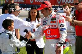 10.05.2007 Barcelona, Spain,  Fernando Alonso (ESP), McLaren Mercedes and a young go-karters - Formula 1 World Championship, Rd 4, Spanish Grand Prix, Thursday