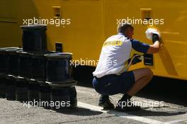 10.05.2007 Barcelona, Spain,  A Renault F1 Team member - Formula 1 World Championship, Rd 4, Spanish Grand Prix, Thursday