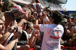 10.05.2007 Barcelona, Spain,  Fernando Alonso (ESP), McLaren Mercedes, signs autographs for fans - Formula 1 World Championship, Rd 4, Spanish Grand Prix, Thursday