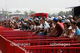 10.05.2007 Barcelona, Spain,  Fans on a pitwalk - Formula 1 World Championship, Rd 4, Spanish Grand Prix, Thursday