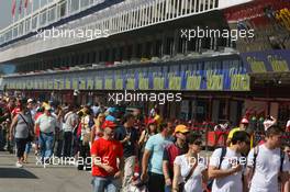 10.05.2007 Barcelona, Spain,  Fans in the pitlane - Formula 1 World Championship, Rd 4, Spanish Grand Prix, Thursday