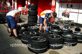 10.05.2007 Barcelona, Spain,  Renault F1 Team, prepare their tyres - Formula 1 World Championship, Rd 4, Spanish Grand Prix, Thursday