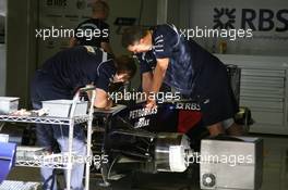 10.05.2007 Barcelona, Spain,  Williams F1 Team, setup the garage - Formula 1 World Championship, Rd 4, Spanish Grand Prix, Thursday