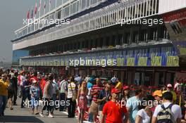 10.05.2007 Barcelona, Spain,  Fans in the pitlane - Formula 1 World Championship, Rd 4, Spanish Grand Prix, Thursday