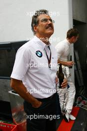 01.07.2007 Magny-Cours, France,  Dr. Mario Theissen (GER), BMW Sauber F1 Team, BMW Motorsport Director enjoys a beer after the race - Formula 1 World Championship, Rd 8, French Grand Prix, Sunday Podium