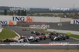 01.07.2007 Magny-Cours, France,  Race Start - Heikki Kovalainen (FIN), Renault F1 Team - Nick Heidfeld (GER), BMW Sauber F1 Team - Fernando Alonso (ESP), McLaren Mercedes - Formula 1 World Championship, Rd 8, French Grand Prix, Sunday Race
