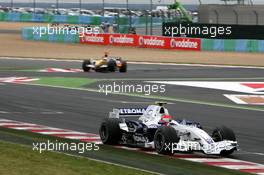 01.07.2007 Magny-Cours, France,  Robert Kubica (POL), BMW Sauber F1 Team, F1.07, Giancarlo Fisichella (ITA), Renault F1 Team, R27 - Formula 1 World Championship, Rd 8, French Grand Prix, Sunday Race