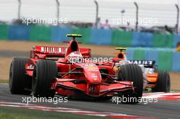 01.07.2007 Magny-Cours, France,  Kimi Raikkonen (FIN), Räikkönen, Scuderia Ferrari, F2007, Heikki Kovalainen (FIN), Renault F1 Team, R27 - Formula 1 World Championship, Rd 8, French Grand Prix, Sunday Race