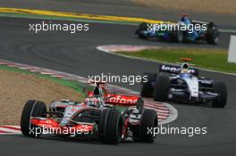 01.07.2007 Magny-Cours, France,  Fernando Alonso (ESP), McLaren Mercedes, MP4-22 an d Nico Rosberg (GER), WilliamsF1 Team, FW29 - Formula 1 World Championship, Rd 8, French Grand Prix, Sunday Race
