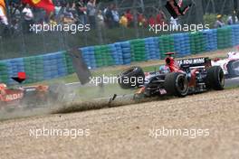01.07.2007 Magny-Cours, France,  Vitantonio Liuzzi (ITA), Scuderia Toro Rosso crashes with Anthony Davidson (GBR), Super Aguri F1 Team at the start - Formula 1 World Championship, Rd 8, French Grand Prix, Sunday Race