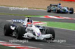 01.07.2007 Magny-Cours, France,  Robert Kubica (POL), BMW Sauber F1 Team, F1.07, Jenson Button (GBR), Honda Racing F1 Team, RA107 - Formula 1 World Championship, Rd 8, French Grand Prix, Sunday Race