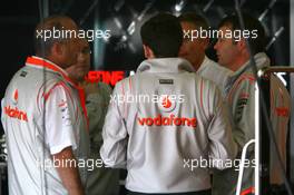30.06.2007 Magny-Cours, France,  Ron Dennis (GBR), McLaren, Team Principal, Chairman and Martin Whitmarsh (GBR), McLaren, Chief Executive Officer, in conversation with other team members after qualifying - Formula 1 World Championship, Rd 8, French Grand Prix, Saturday