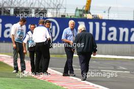 30.06.2007 Magny-Cours, France,  Problems with the astro-turf grass on the exit of the last corner - Formula 1 World Championship, Rd 8, French Grand Prix, Saturday Practice