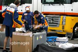 28.06.2007 Magny-Cours, France,  Renault F1 Team mechanics - Formula 1 World Championship, Rd 8, French Grand Prix, Thursday