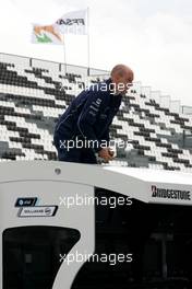 28.06.2007 Magny-Cours, France,  Williams F1 Team mechanic - Formula 1 World Championship, Rd 8, French Grand Prix, Thursday