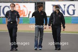28.06.2007 Magny-Cours, France,  Mark Webber (AUS), Red Bull Racing, walks the circuit - Formula 1 World Championship, Rd 8, French Grand Prix, Thursday