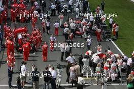 08.07.2007 Silverstone, England,  Lewis Hamilton (GBR), McLaren Mercedes, Kimi Raikkonen (FIN), Räikkönen, Scuderia Ferrari - Formula 1 World Championship, Rd 9, British Grand Prix, Sunday Pre-Race Grid