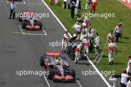 08.07.2007 Silverstone, England,  Lewis Hamilton (GBR), McLaren Mercedes, MP4-22 and Fernando Alonso (ESP), McLaren Mercedes, MP4-22 - Formula 1 World Championship, Rd 9, British Grand Prix, Sunday Pre-Race Grid