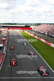 08.07.2007 Silverstone, England,  Cars line up on the grid, Lewis Hamilton (GBR), McLaren Mercedes, MP4-22, Kimi Raikkonen (FIN), Räikkönen, Scuderia Ferrari, F2007, Fernando Alonso (ESP), McLaren Mercedes, MP4-22 - Formula 1 World Championship, Rd 9, British Grand Prix, Sunday Race