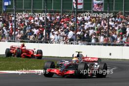 08.07.2007 Silverstone, England,  Lewis Hamilton (GBR), McLaren Mercedes, Kimi Raikkonen (FIN), Räikkönen, Scuderia Ferrari - Formula 1 World Championship, Rd 9, British Grand Prix, Sunday Race