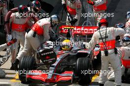 08.07.2007 Silverstone, England,  Lewis Hamilton (GBR), McLaren Mercedes, problems refueling in his pitstop- Formula 1 World Championship, Rd 9, British Grand Prix, Sunday Race