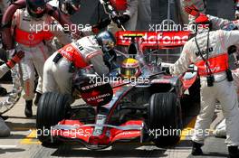 08.07.2007 Silverstone, England,  Lewis Hamilton (GBR), McLaren Mercedes, MP4-22, problems refueling in his pitstop - Formula 1 World Championship, Rd 9, British Grand Prix, Sunday Race